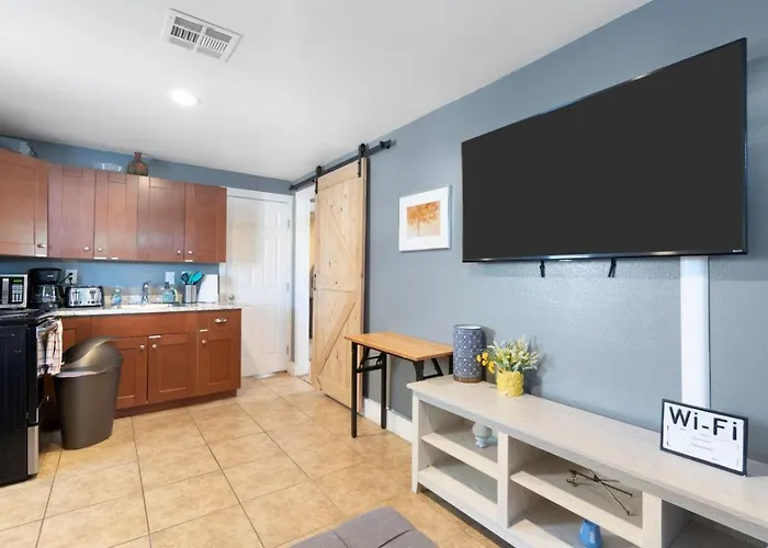 Cute & Cozy Renovated In The Heart Of *